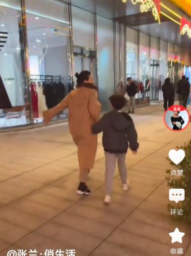 你敢相信吗？今晚的现在，兰姐正牵着孙子小霖霖的手，
祖孙俩在湾湾的街头，愉快地玩