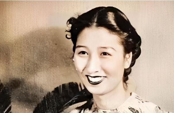1943年，李士群突然去世，留下妻子叶吉卿陷入一场无端的丑闻。叶吉卿对丈夫的死感