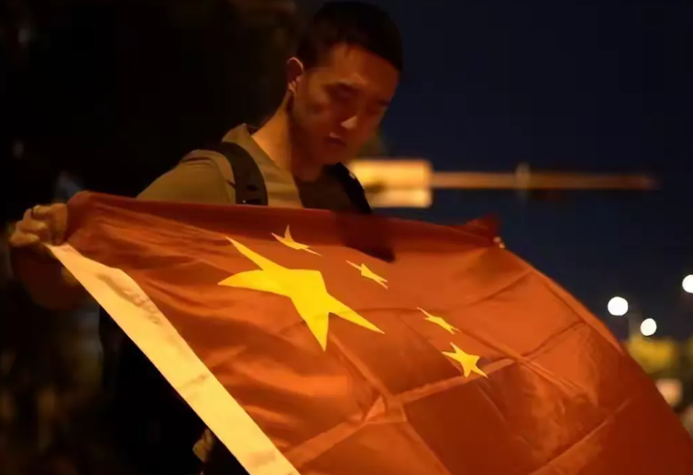 约旦司机拔刀逼中国游客交5000打车费，他拿出国旗，对方直接放人



1. 在