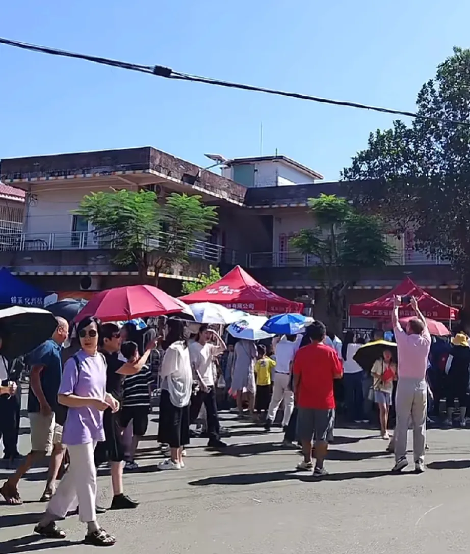 全红婵国庆一回村，村子第二天早上马上就开始人山人海了啊，同时还在全红婵家门口安排