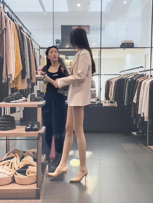 商场里看到的 沃趣 这腿