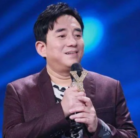 吕方：歌声中的情感传递者