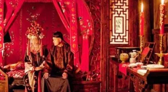 古代女子成亲穿开裆裤：背后的心酸原因；传统习俗与卫生考量；历史文化的独特视角