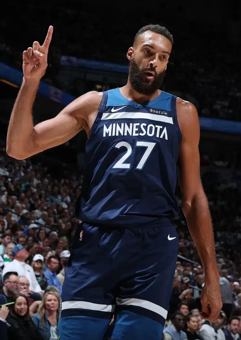 脸都不要了！NBA今天的12场比赛打完，竟然诞生了这四个“丢脸”的大败仗，分别是