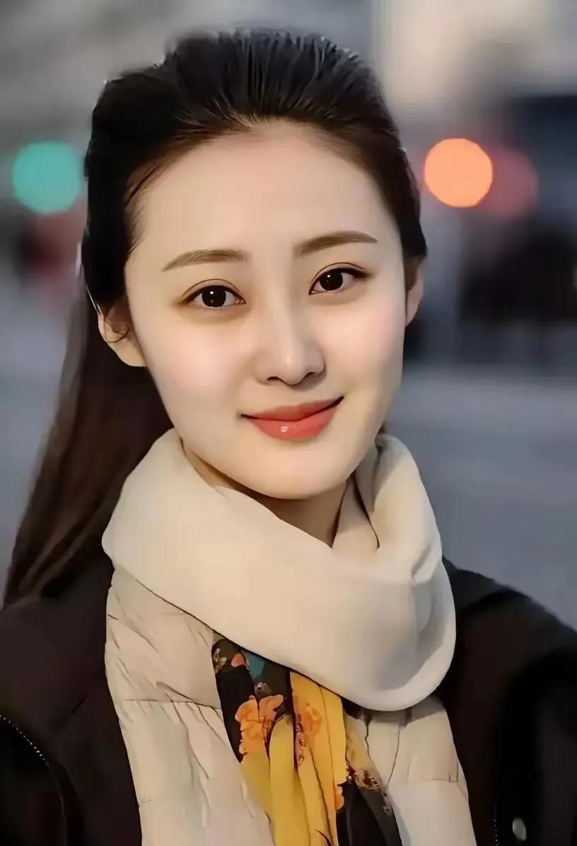 世间竟有这么美丽的女子！
眉目含情，肤如凝脂，几乎没有一处瑕疵！
谁要是娶到她，