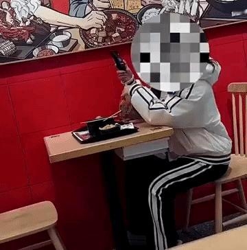 真要笑死了，一位女子点了一斤排骨，找来服务员，质问服务员，我点的一斤排骨，怎么只