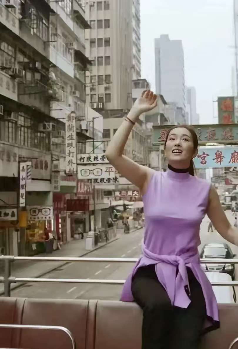 这是当年巩俐第一次来到香港，那一年她25岁，看着香港的高楼大厦，车水马龙，表现出