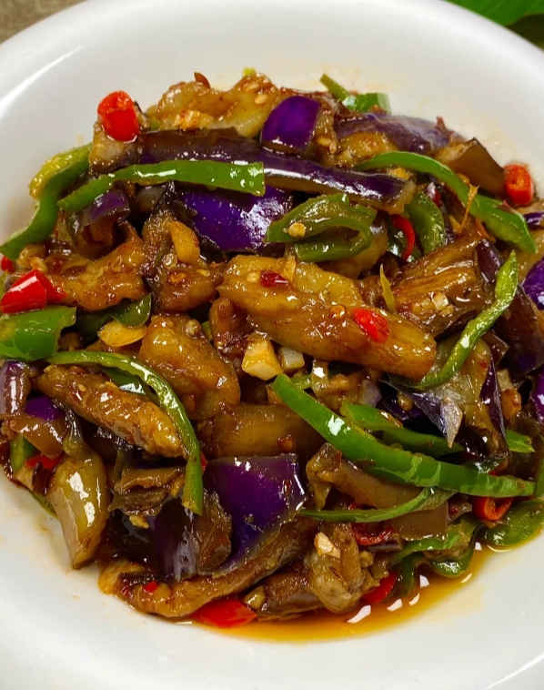立秋也有一些流传至今的饮食习俗，比如：

北京吃肉贴秋膘

天津咬秋吃茄子

南