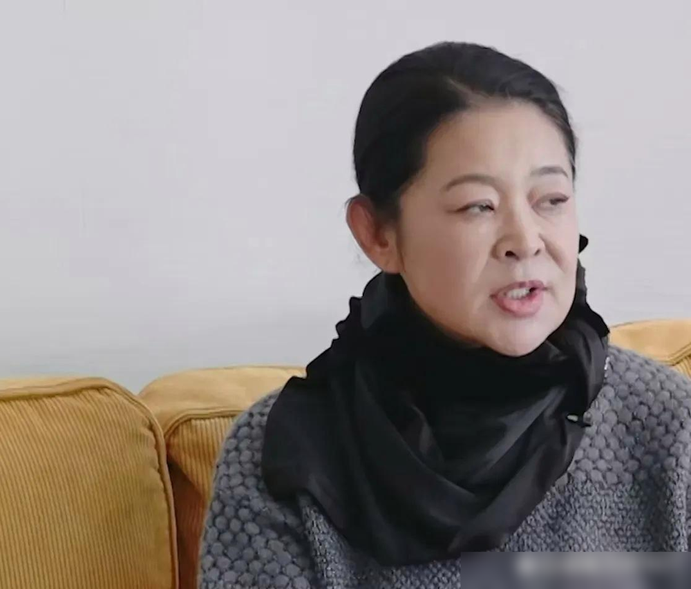 刘晓庆真是太傻白甜了！

刘晓庆：“有一天我觉得家里不太安全，我就把我所有的现金