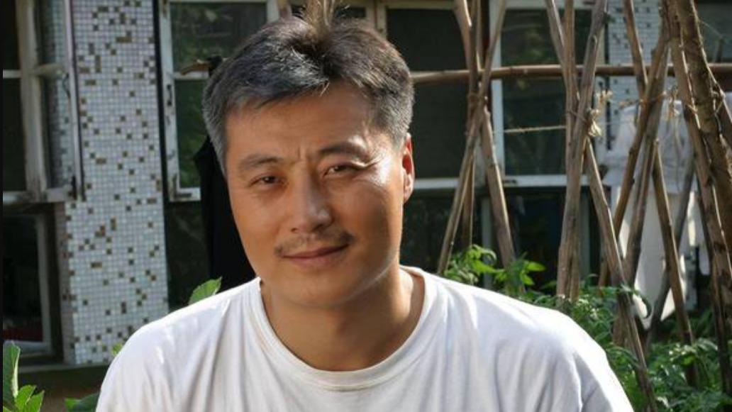 妻子陪他住9平米地下室7年，没车没房没存款，他成名后加倍对她好