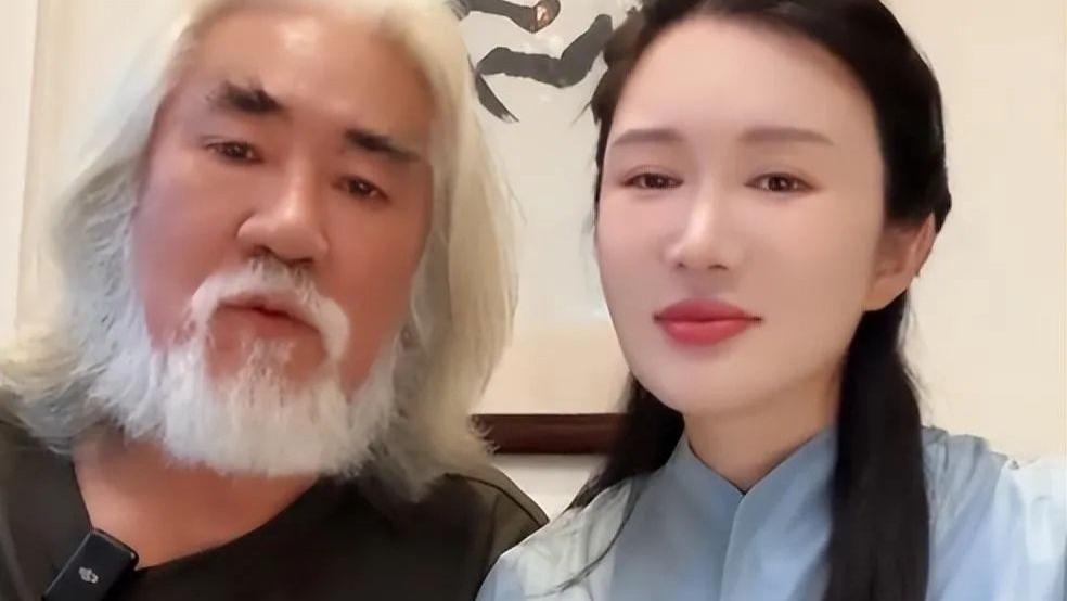 73岁张纪中给娇妻涂妊娠油，双手粗糙加老年斑