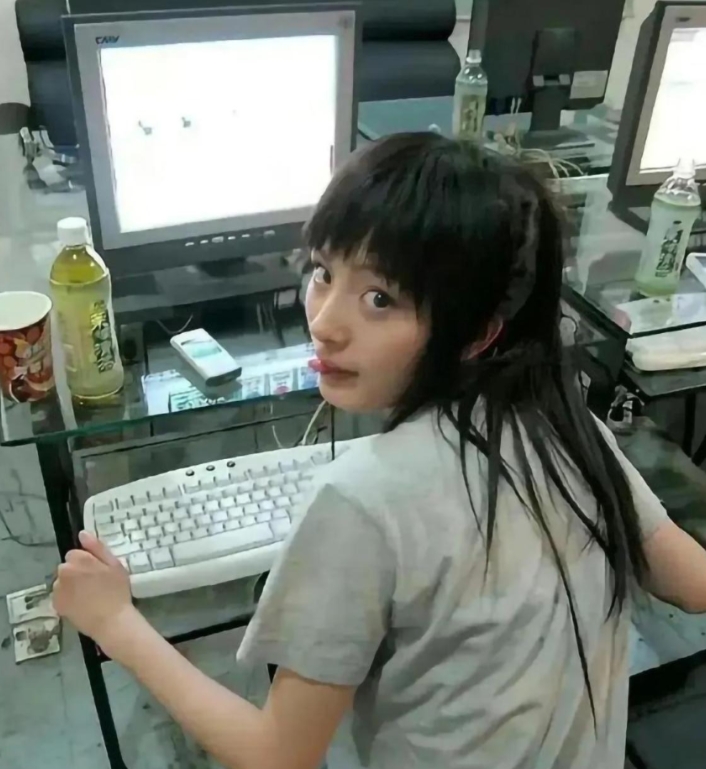 2007年，在网吧上网的杨幂，怎么也想不到会有今天的辉煌成就吧