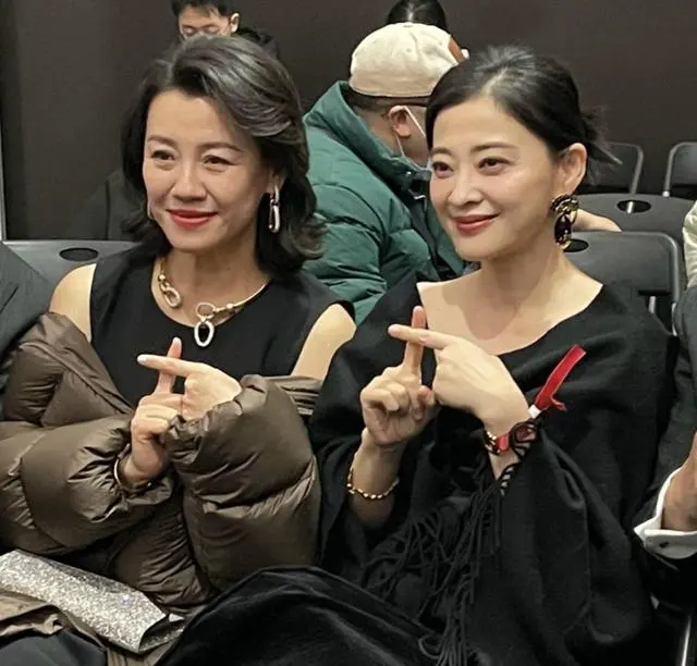 左边这位女演员40岁以上的都熟悉？她长相普通，出演的都是配角，但演技精湛，一笑一