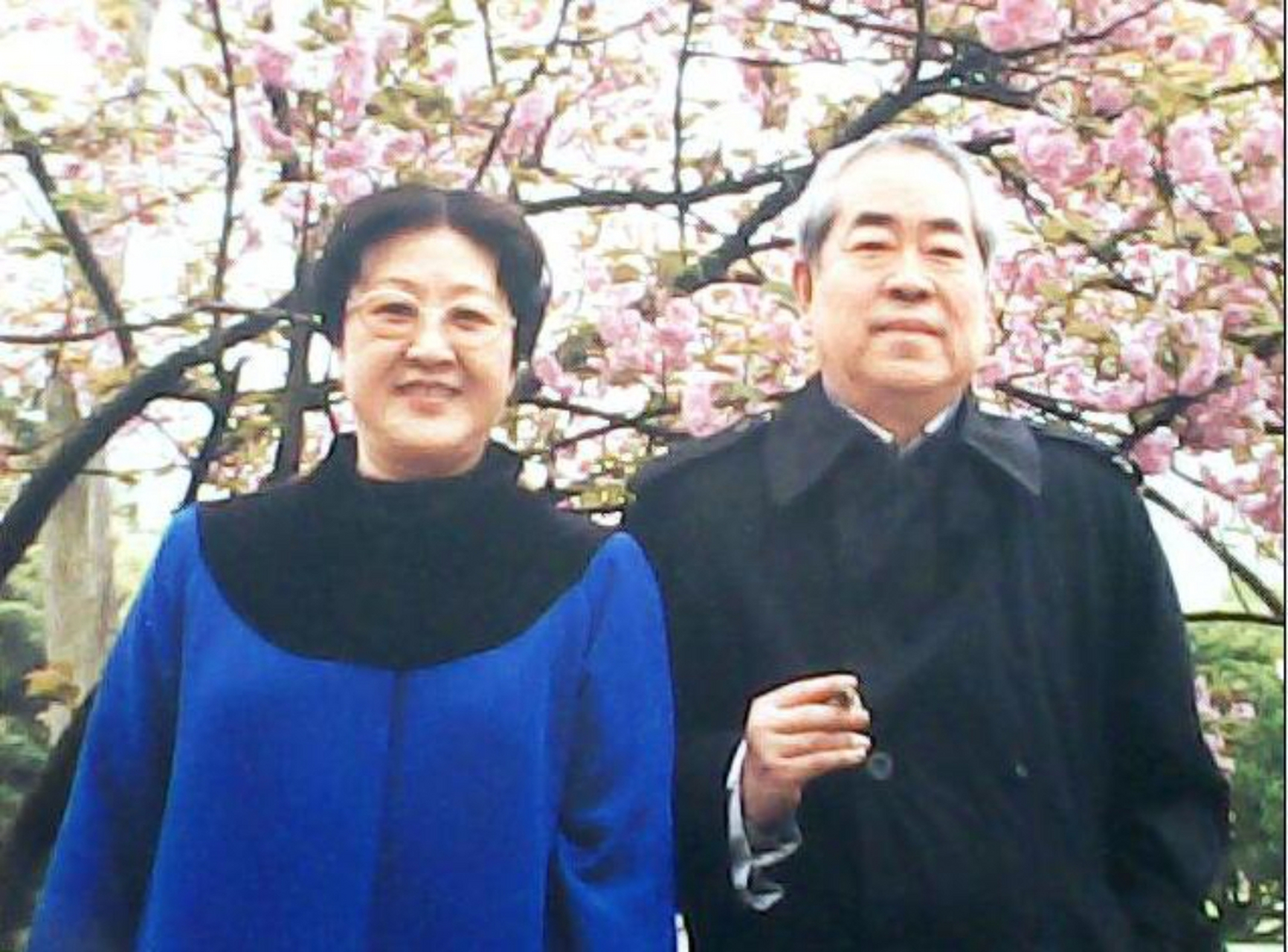 一次，有人问知名画家范曾:“你都86了，为什么还要娶一个36岁的女子当老婆，难道