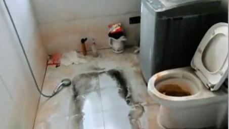 90后女护士将房间住包浆后失联，开门臭味熏天，保洁拒绝打扫