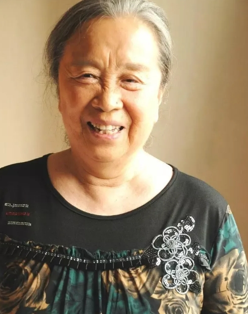 国家一级演员李明启说：“我小时候是个童工，我没上过学，我11岁就开始工作了，我父