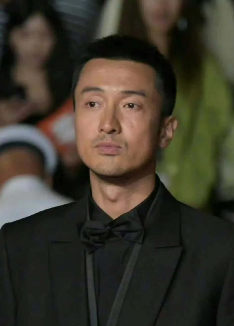 王传君太让人意外了！
5月25日，王传君和章子怡一同去戛纳红毯后，大家惊奇的发现