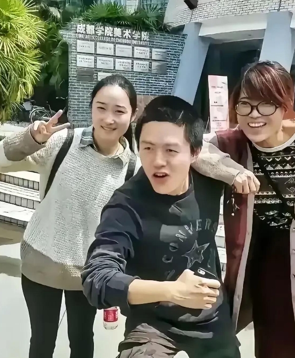 这7位大导演，谁会走得更远？

1. 贾玲，42岁，代表作《热辣滚烫》。
2. 
