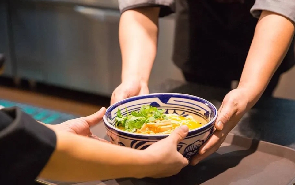 “冤不？”辽宁丹东，女子和朋友一起吃饭，吃饭过程中要了一份面汤。由于女子坐在里面