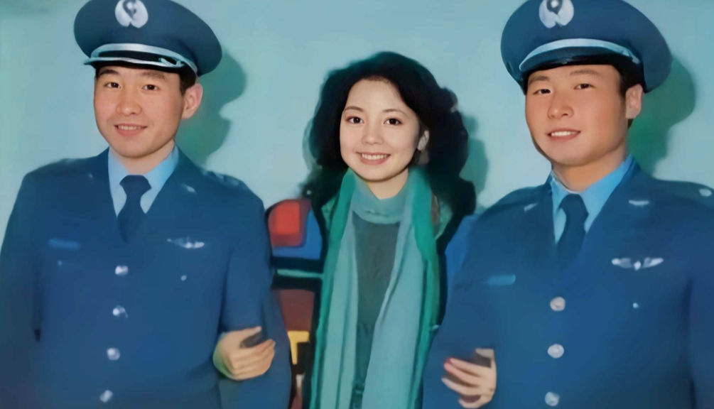 80年代，邓丽君与两名叛逃的空军飞行员合影。邓丽君年轻漂亮，笑容甜美，卷曲时尚的