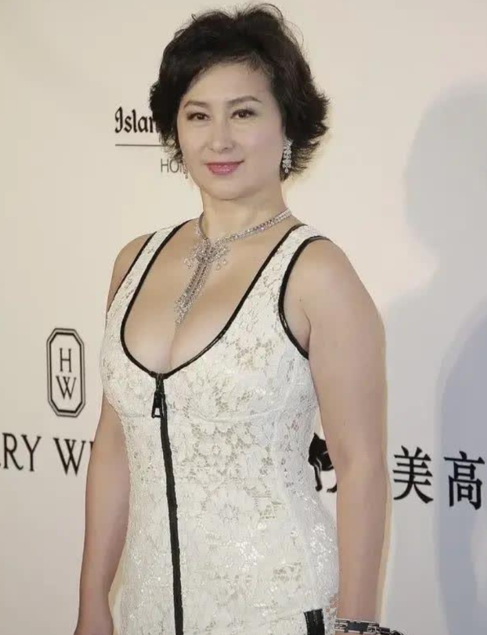 何超琼性感的一面