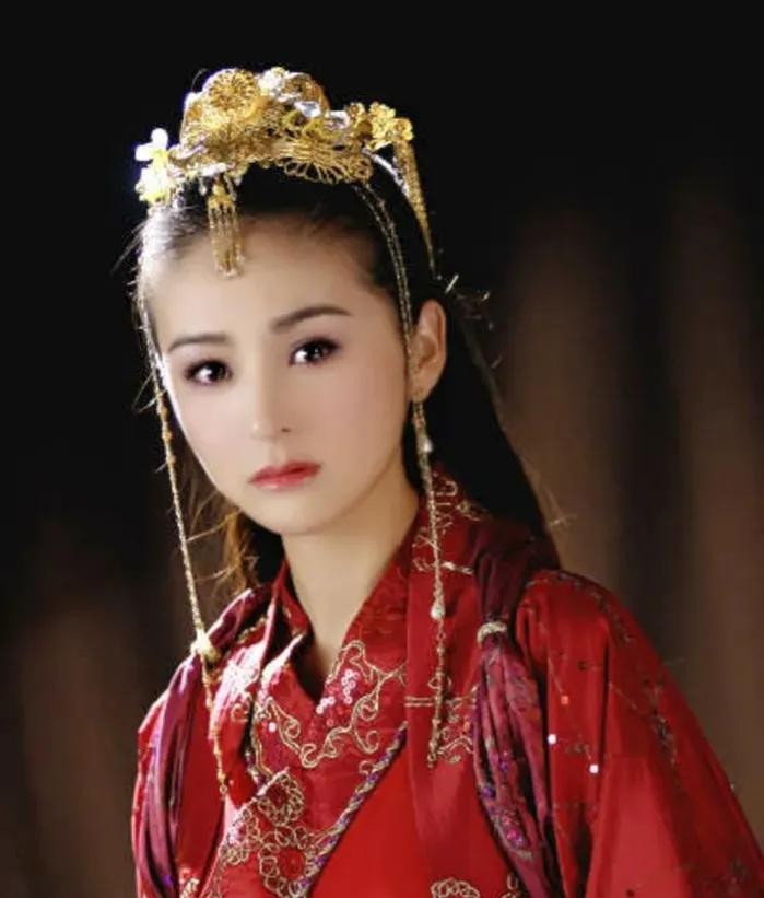 公元80年，西域小宛国女王，召见了汉朝来的使者班超，16岁的女王一身红衣，眼波似