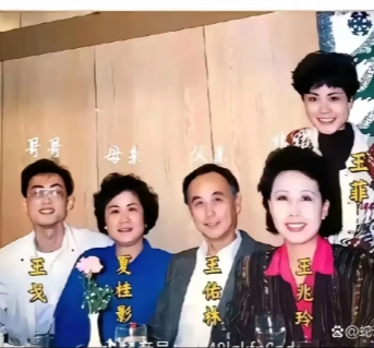 王菲虽然有几个亿，可是妈妈60岁左右去世，他的哥哥也50岁出头就走了，这两年他的