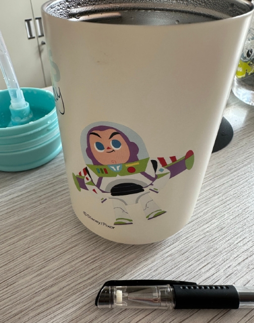 上班第一件事只能是打水了，每月领着7500元的工资，按时上下班，每天重复着同样的