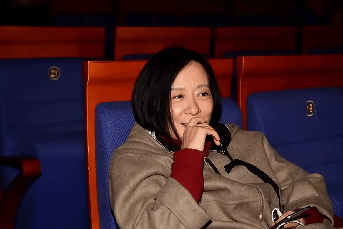 2005年，王京花带着几十名艺人离开华谊，集体跳槽竞对手橙天娱乐，橙天娱乐的老总