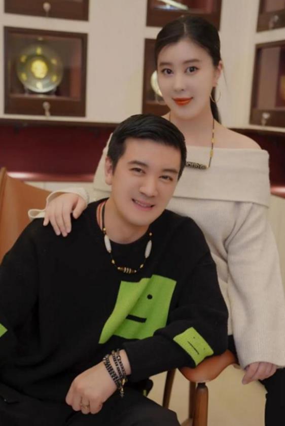杨子在商业与演艺圈都有涉足，黄圣依凭借星女郎出道备受关注，二人一路走来话题不断。