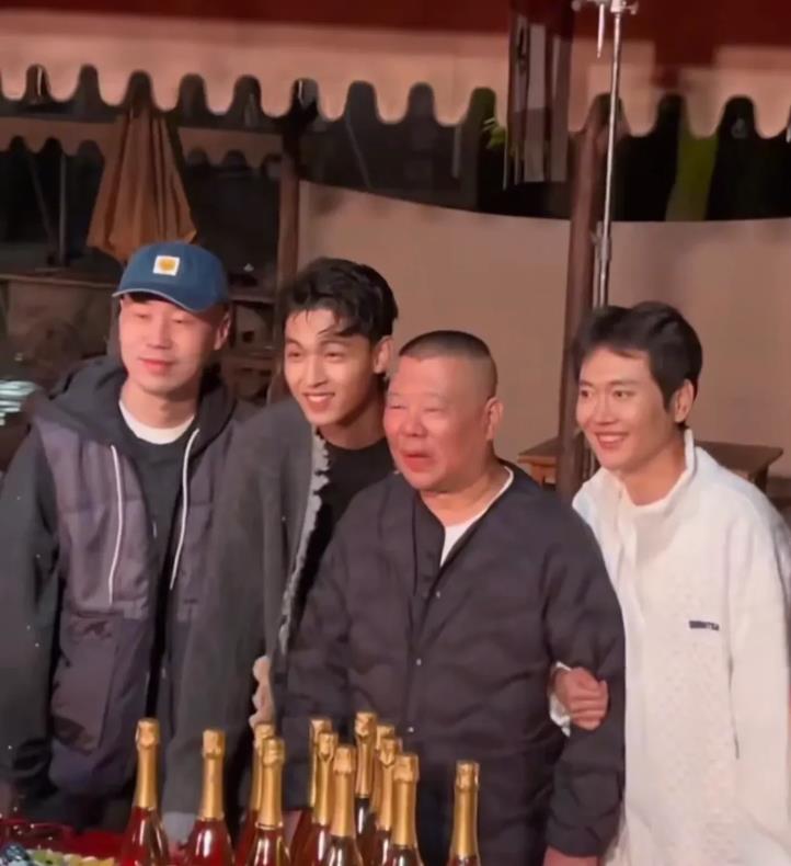 1月9日，找到了！叫《粉墨江湖》！
郭德纲给秦霄贤投资1个亿的电影……
由郭德纲