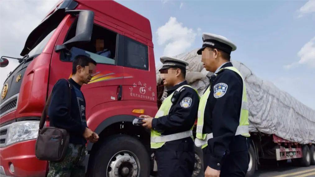 7座车拉了7人被判超载！车主一句话问懵交警：难道我也算人吗？