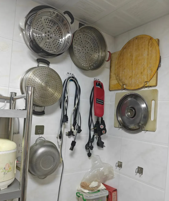 一进厨房，我就忍不住叹气。墙上挂着各种铲子、勺子，还有些用旧了的抹布，沥水架上堆