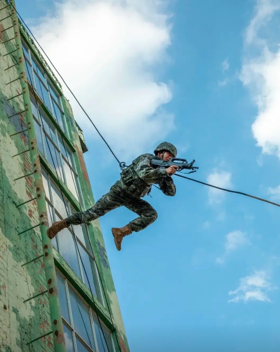 广西武警总队南宁支队特战队员特训，进行楼房攀登、高空索降等训练
锤炼特战队员过硬