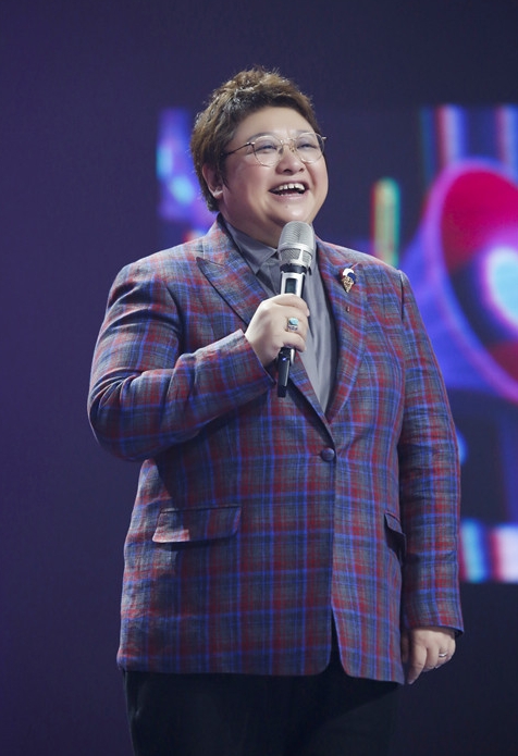 韩红成功减重40斤，形象焕然一新，给人以巨大的视觉冲击。昔日与今日相较，简直如同
