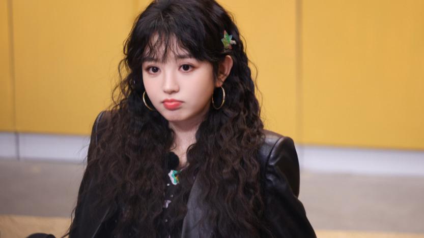 田曦薇最新造型曝光！皮衣波点裙混搭，美飒出圈