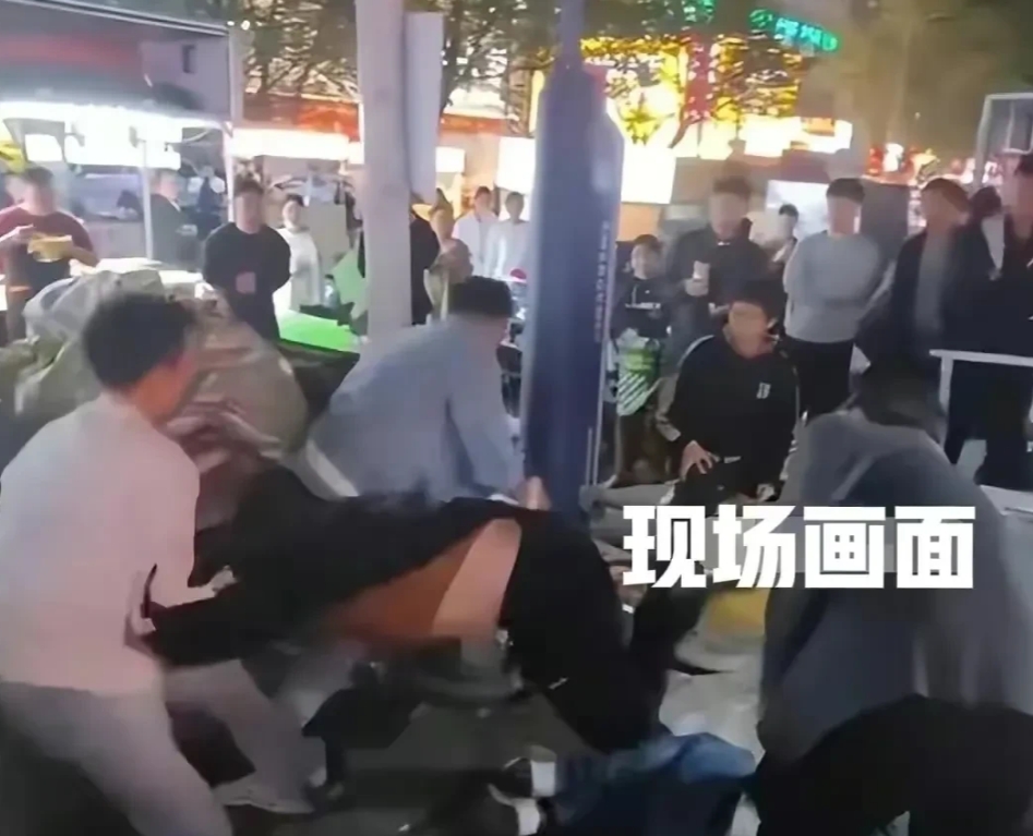 新郑市商业广场，10岁小女孩被酒后男子调戏，其父上前保护并质问对方，被他们一伙打