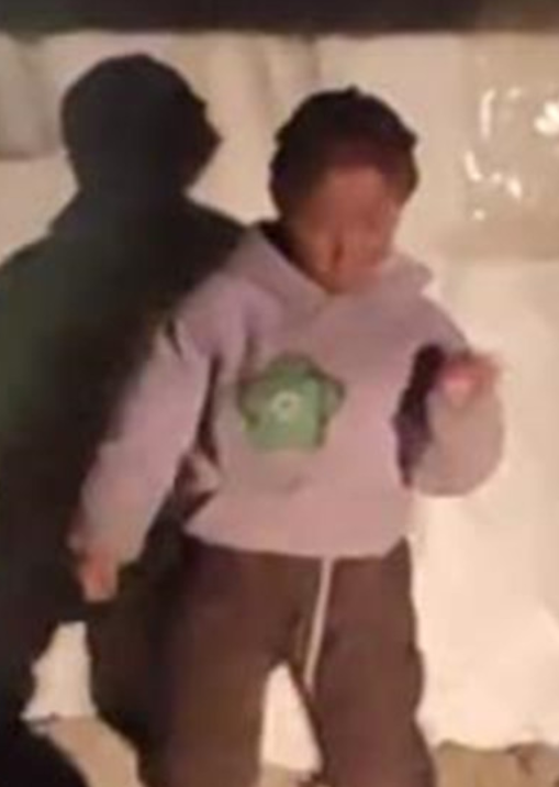 温馨一幕，解放军为灾区群众炒肉，小女孩在篝火旁为战士们跳舞！

西藏日喀则市定日
