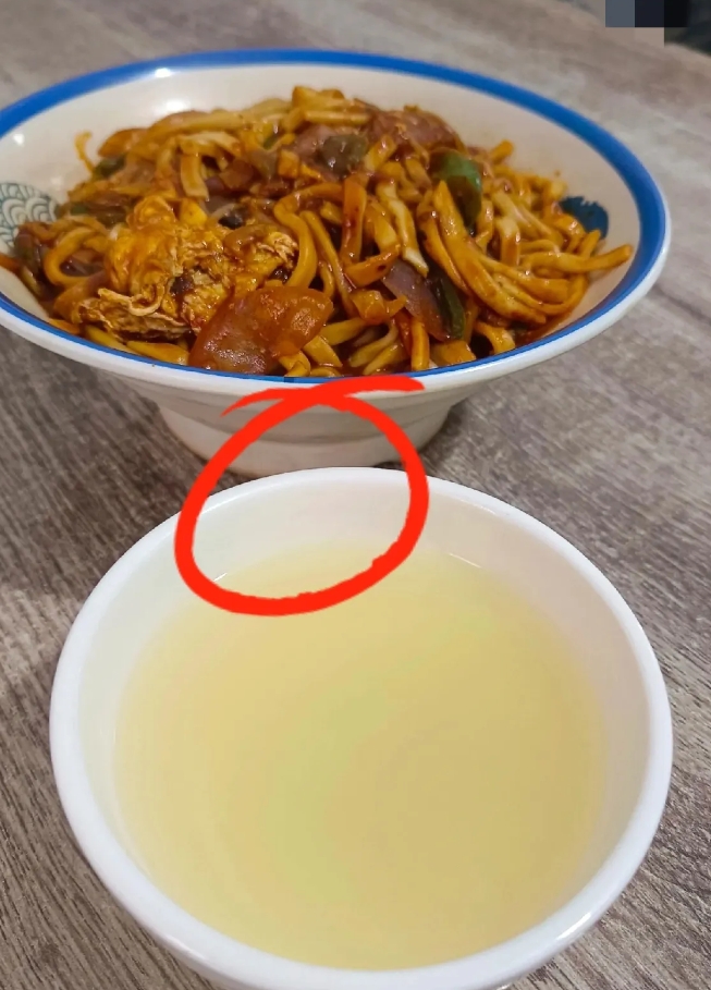 家人们谁懂啊！我老公有个习惯，真的让我匪夷所思。

每次吃面，不管是清汤面、红烧