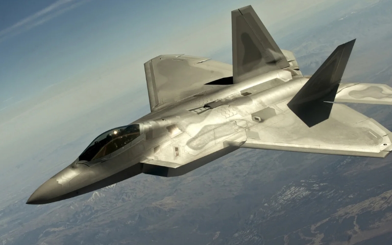 F-22战斗机的最大飞行速度超过音速的2倍，即超过2马赫（约2,414千米/小时