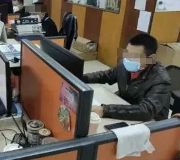 安徽合肥，男子工资4800元，他常常加班到晚上12点，却因为迟到三次被扣3000