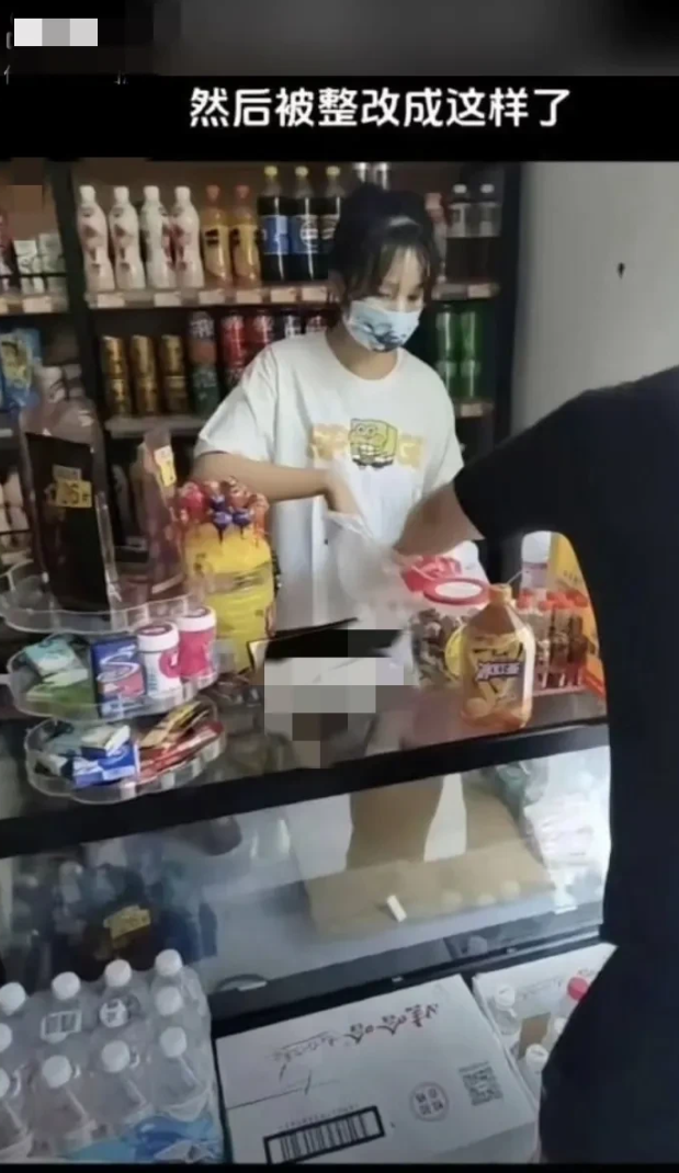 终于满意了！！！
超市女老板穿衣风波后续，被整改后的样子：
1、附近的奶奶——满