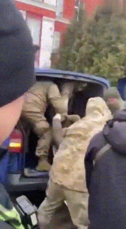 乌军征兵新手段丧心病狂：往汽车里灌毒气，不出来就烧车！
