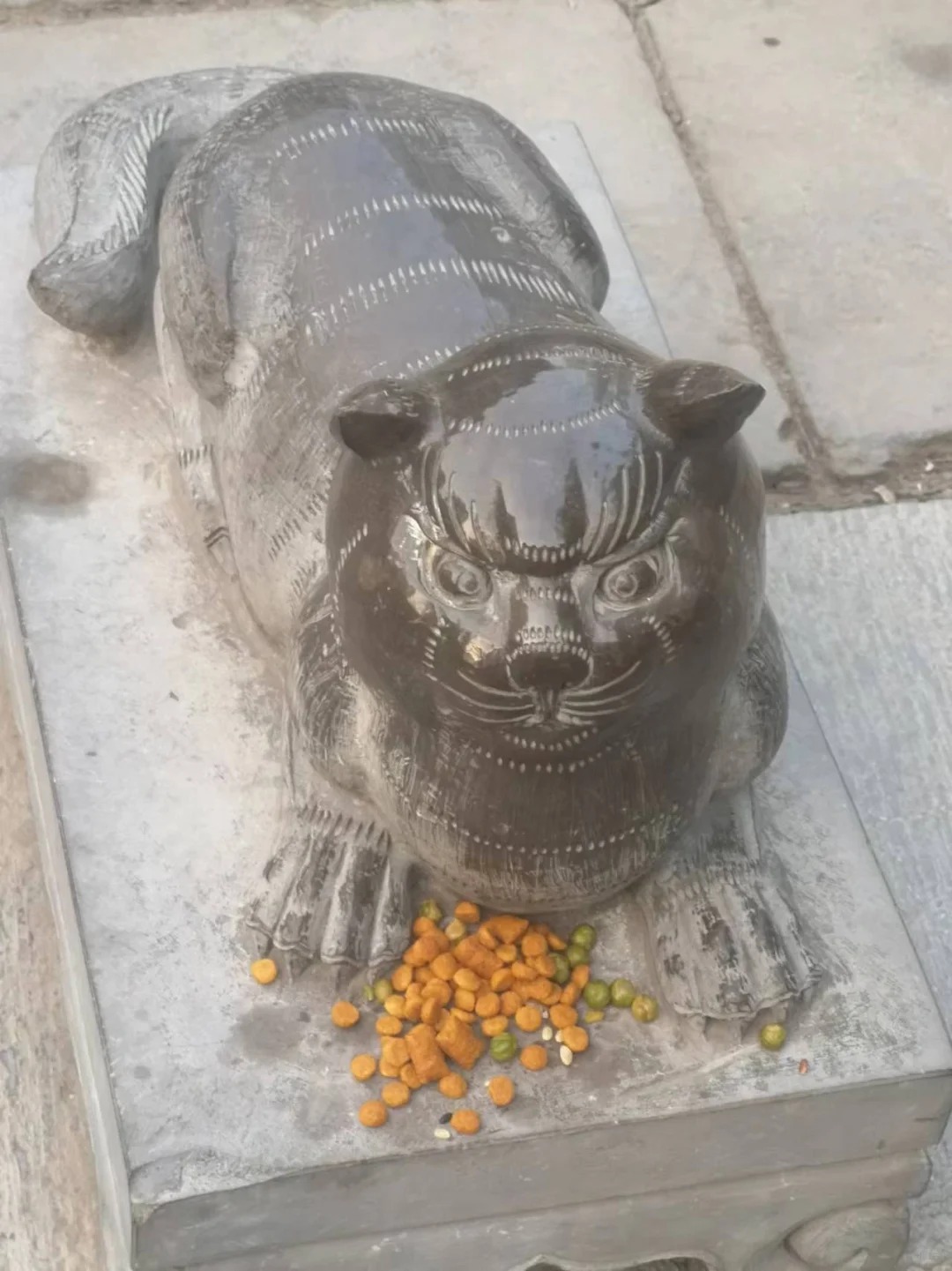 石猫兽贡品之最终归宿
下午去大兴善寺溜达，照例给石猫兽上了贡品，之后溜达一圈又回