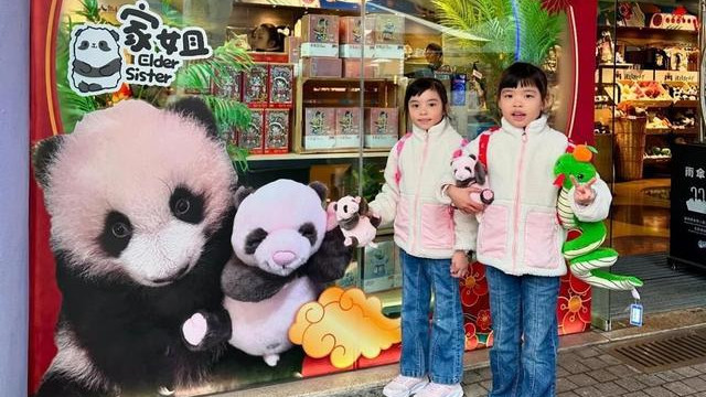 熊黛林带女儿出游，郭可颂酷帅出镜拍全家福，一直戴婚戒感情太好