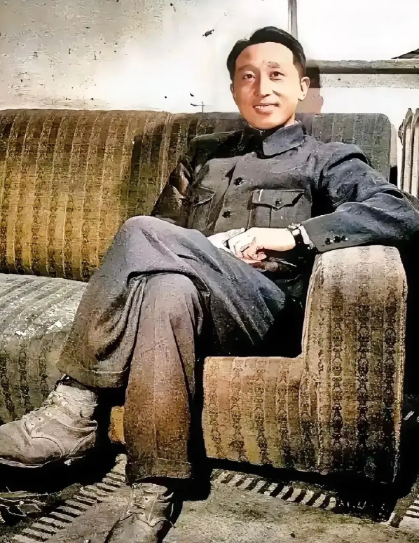 为什么现在没人穿中山装了？其实原因很简单:

1.在前三十多年，官员都穿中山装，