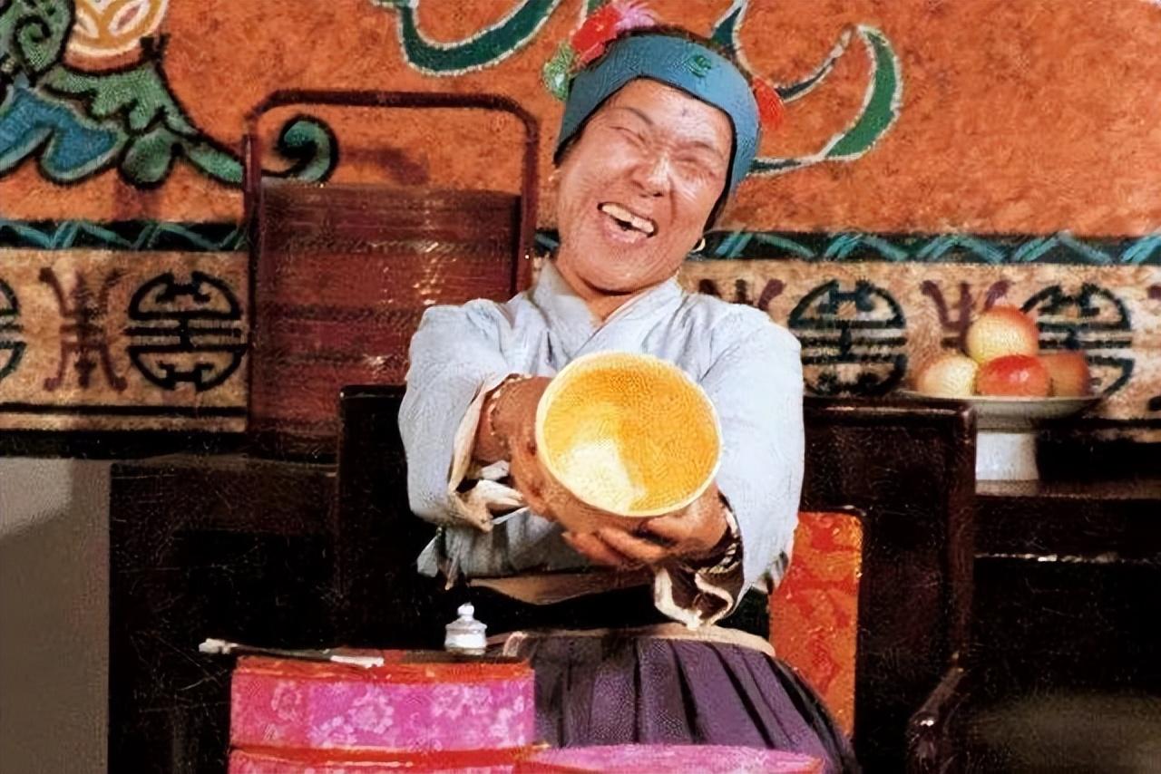 演员沙玉华，一提及《红楼梦》剧组，便泪眼婆娑。她感叹道：“林黛玉离世，我的板儿也