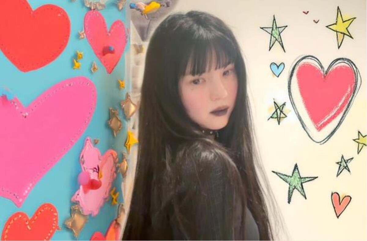 韩韶禧造型爆改“暗黑厌世风”妹妹头配黑唇整脸超憔悴！