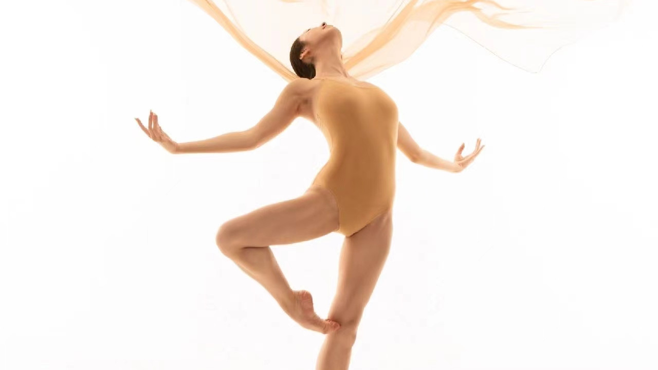 大四舞蹈生的秀丽端庄