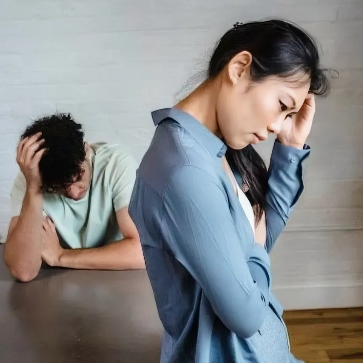说一个特别准的婚姻规律
如果一个男性，在外人眼中表现得非常有教养，衣着得体，工作